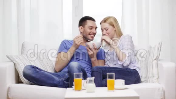 微笑的夫妇在家吃早餐视频的预览图