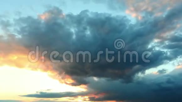 日落的天空与云彩时间的流逝视频的预览图