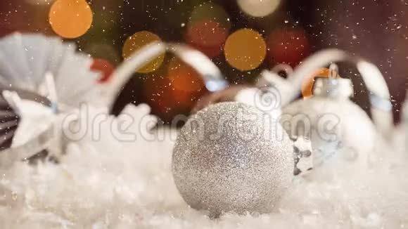 降雪与圣诞彩饰视频的预览图