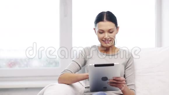 带平板电脑的微笑学生女孩或妇女视频的预览图