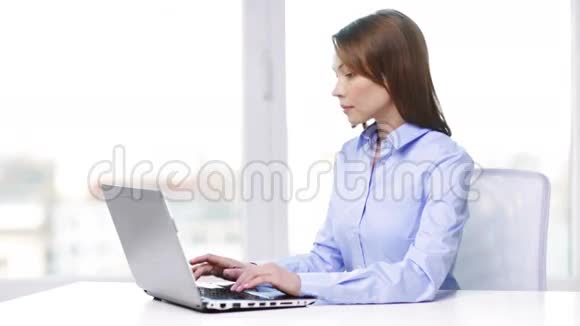 忙碌的女商人办公室里有笔记本电脑视频的预览图