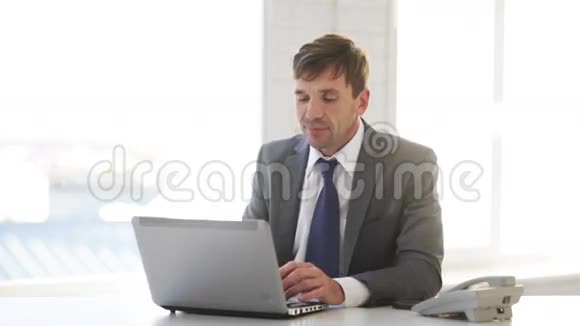 有笔记本电脑和电话的商人视频的预览图
