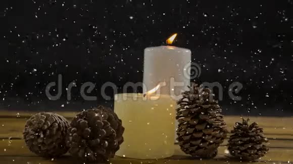降雪配圣诞蜡烛装饰视频的预览图