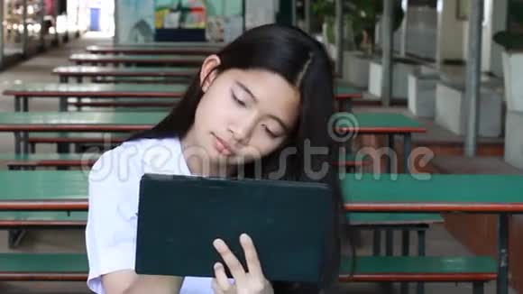 泰国学生少女使用她的平板电脑视频的预览图