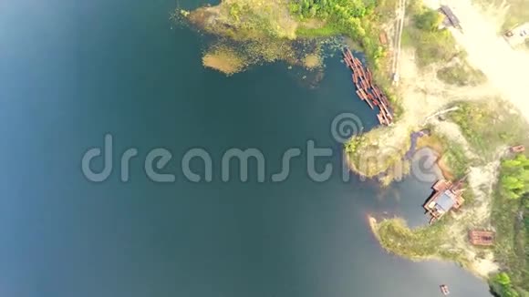 绿树蓝湖空中镜头视频的预览图