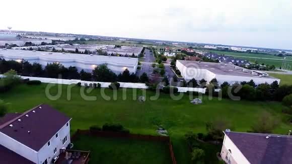 郊区住宅区的空中观景房有后院景观和屋顶视频的预览图