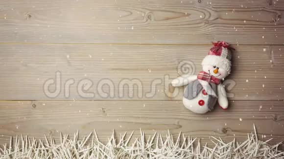 降雪伴圣诞雪人装饰视频的预览图