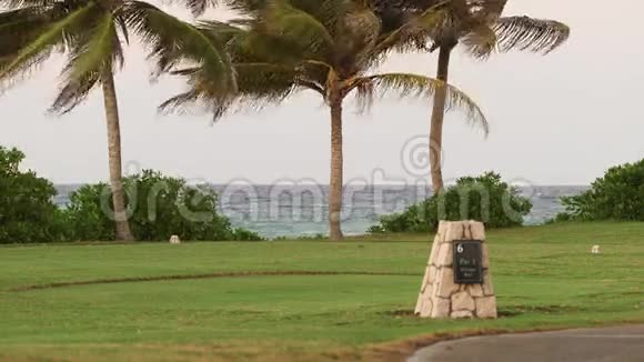 高尔夫球场热带海岛体育游乐项目视频的预览图