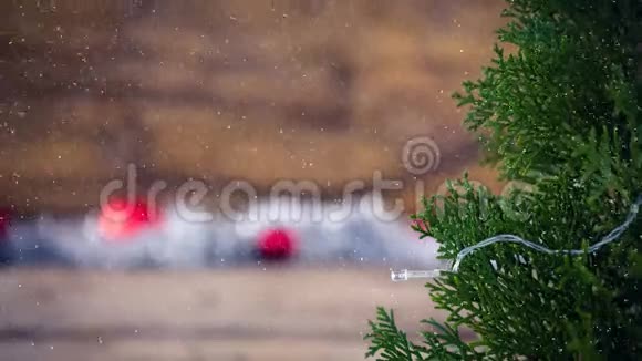 降雪伴圣诞装饰视频的预览图