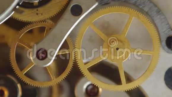钟表内部的金属齿轮视频的预览图