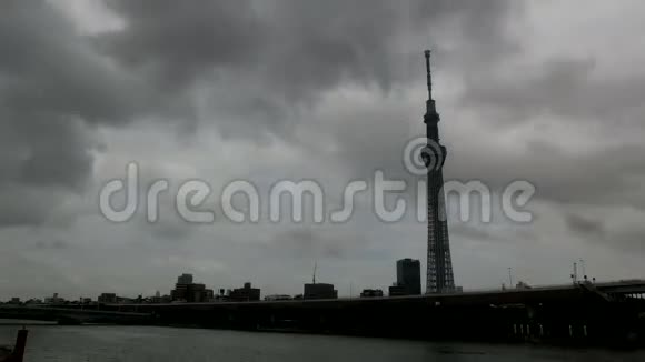 东京建筑物上空云景的时间推移视频的预览图