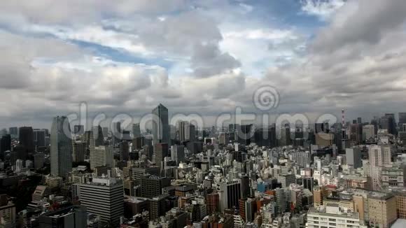 东京的城市景观时间从一座摩天大楼过去视频的预览图