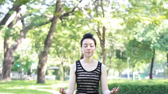 泰国成人美女在公园做瑜伽练习视频的预览图