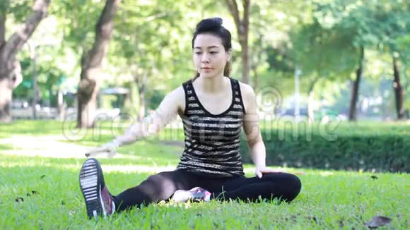 泰国成人美女在公园做瑜伽练习视频的预览图