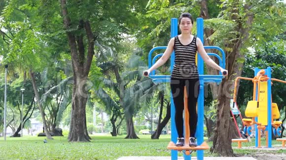 泰国成人美女在公园里做运动视频的预览图
