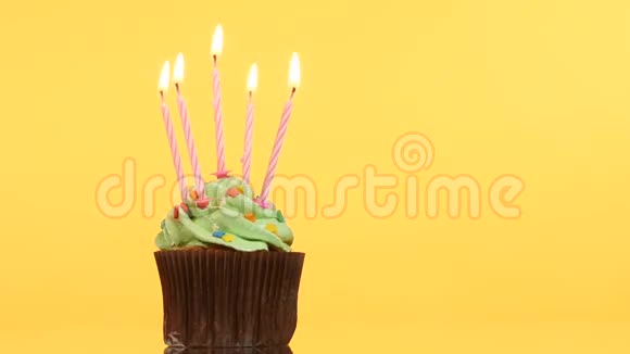黄色的带蜡烛的生日蛋糕视频的预览图