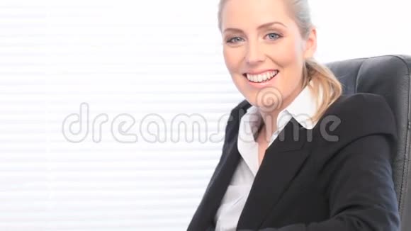 快乐自信的女商人视频的预览图