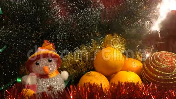 新年曼达林圣诞树树枝雪人和火花的圣诞组成视频的预览图