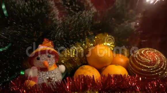 新年曼达林圣诞树树枝雪人和火花的圣诞组成视频的预览图