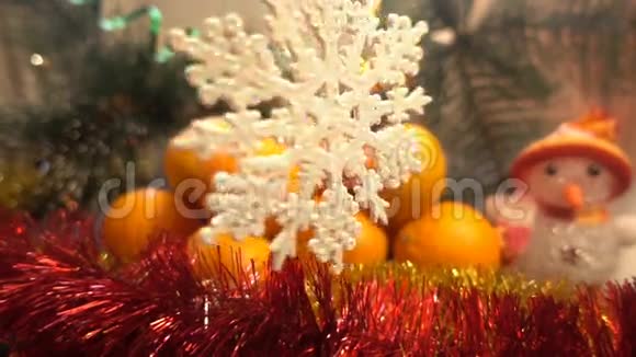 新年圣诞树树枝和雪人的圣诞组成视频的预览图