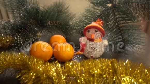 新年圣诞树树枝和雪人的圣诞组成视频的预览图