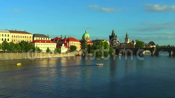 布拉格的伏尔塔瓦河和查尔斯桥视频的预览图