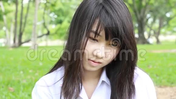 泰国学生青少年美丽的女孩快乐在公园放松视频的预览图