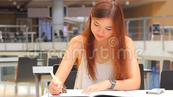 泰国成年美女写书坐大学视频的预览图