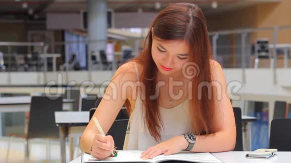 泰国成年美女写书坐大学视频的预览图