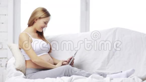 孕妇平板电脑电脑视频的预览图