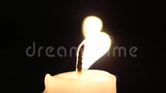 黑色背景下蜡烛火焰的特写视频的预览图