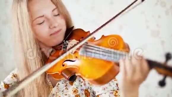 小提琴家青少年拉小提琴视频的预览图
