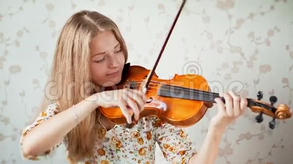 小提琴家青少年拉小提琴视频的预览图