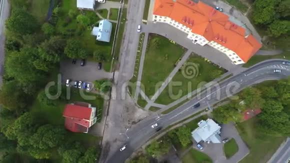 在城市上空飞行空中镜头视频的预览图