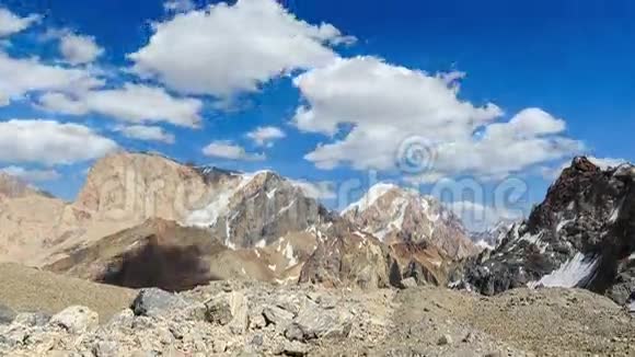 云层中的山脉帕米尔塔吉克斯坦时间流逝视频的预览图