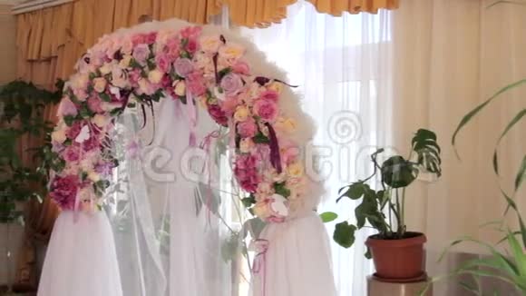 美丽的婚礼拱门的花视频的预览图