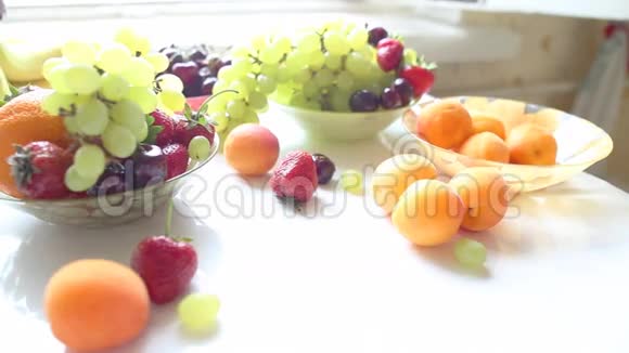 不同的夏天水果在桌子上视频的预览图
