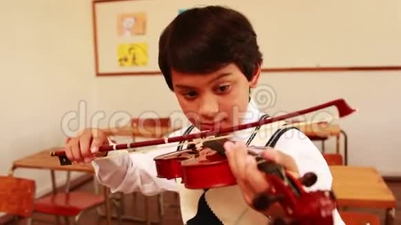 可爱的学生在教室里拉小提琴视频的预览图
