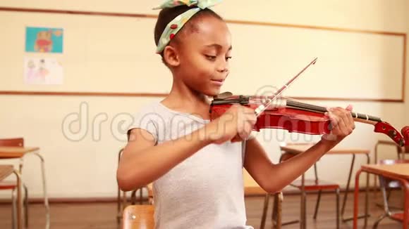 可爱的学生在教室里拉小提琴视频的预览图