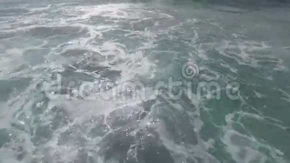 从葡萄牙普拉亚山谷的海浪中起飞视频的预览图