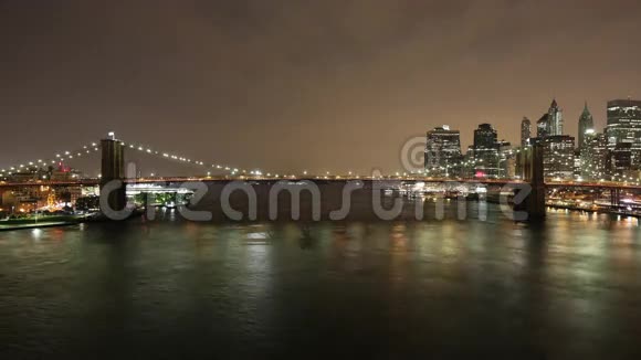 布鲁克林大桥夜光4k从纽约市起飞视频的预览图