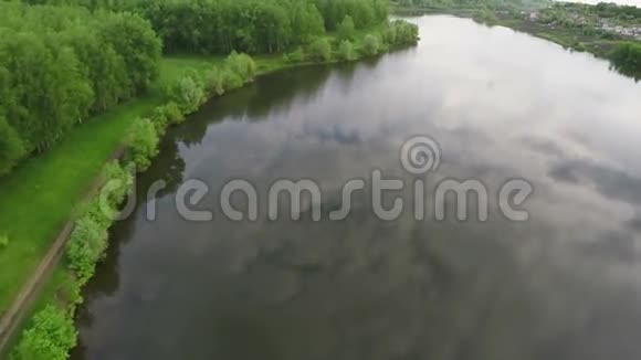 飞过平静的湖面和绿树视频的预览图