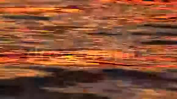 美丽的晚霞水背景视频的预览图