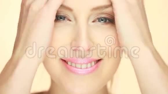 美丽的微笑女人的肖像视频的预览图