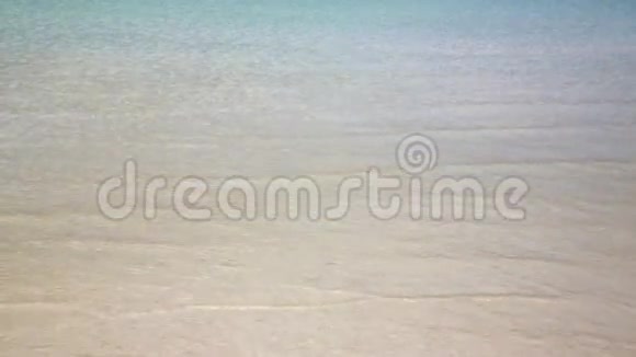 华丽的水晶水海滩海洋海洋KohRong柬埔寨视频的预览图