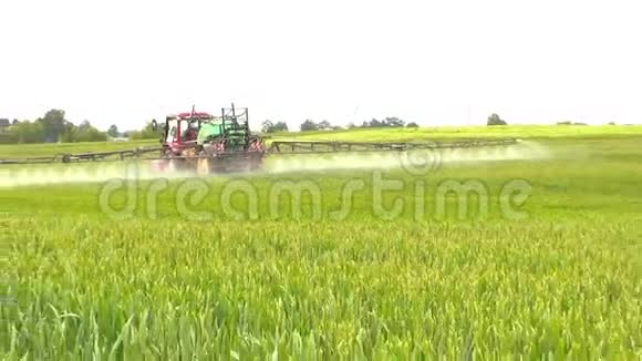 农场拖拉机喷洒夏季绿色作物视频的预览图