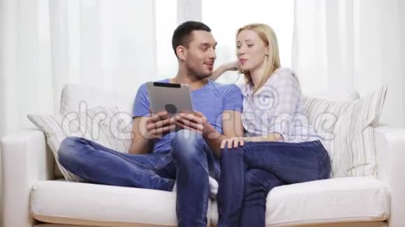 带着平板电脑在家的幸福夫妇微笑视频的预览图