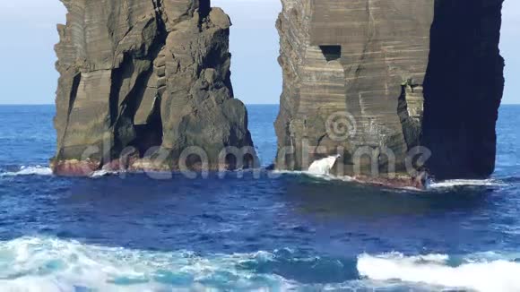 海浪大西洋闯入岩石视频的预览图