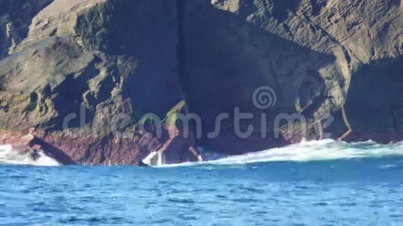 海浪大西洋闯入岩石视频的预览图