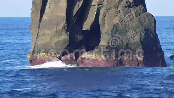 海浪大西洋闯入岩石视频的预览图